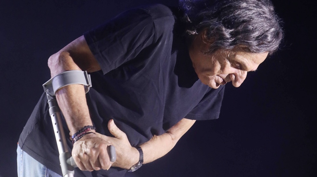 Βασίλης Παπακωνσταντίνου: Με πατερίτσα σε συναυλία του στο Ναύπλιο