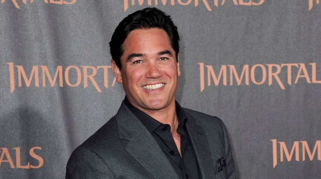 Ο Ντιν Κέιν, πρώην Σούπερμαν, ανακοίνωσε ότι θα ορκιστεί πράκτορας της ICE, στηρίζοντας τις επιχειρήσεις μαζικών απελάσεων του Ντόναλντ Τραμπ.