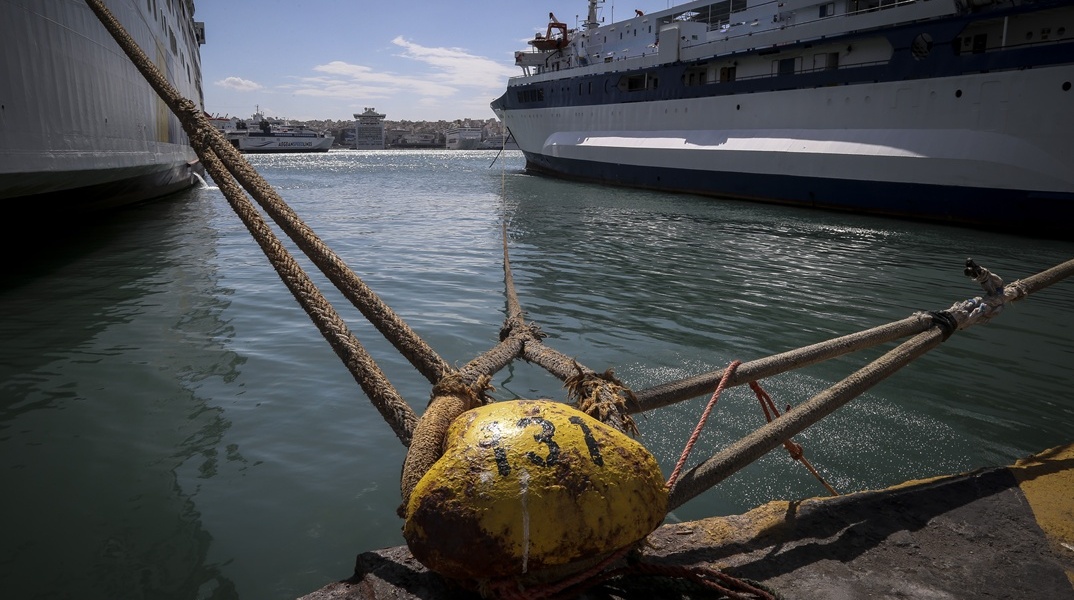 Δεμένα πλοία στο λιμάνι του Πειραιά