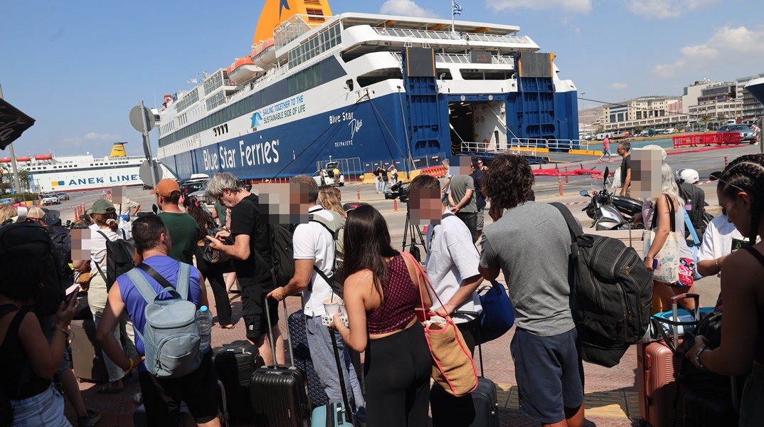 Ταξιδιώτες στο λιμάνι του Πειραιά εν μέσω απαγορευτικού απόπλου