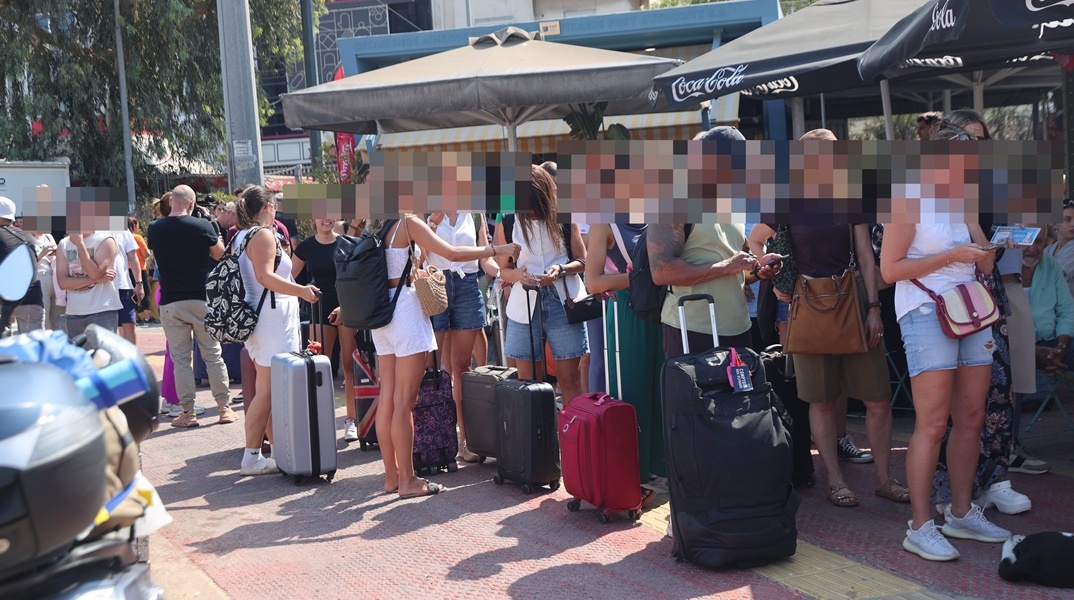 Απαγορευτικό απόπλου: Επιβάτες παραμένουν με τις βαλίτσες τους στο λιμάνι του Πειραιά 