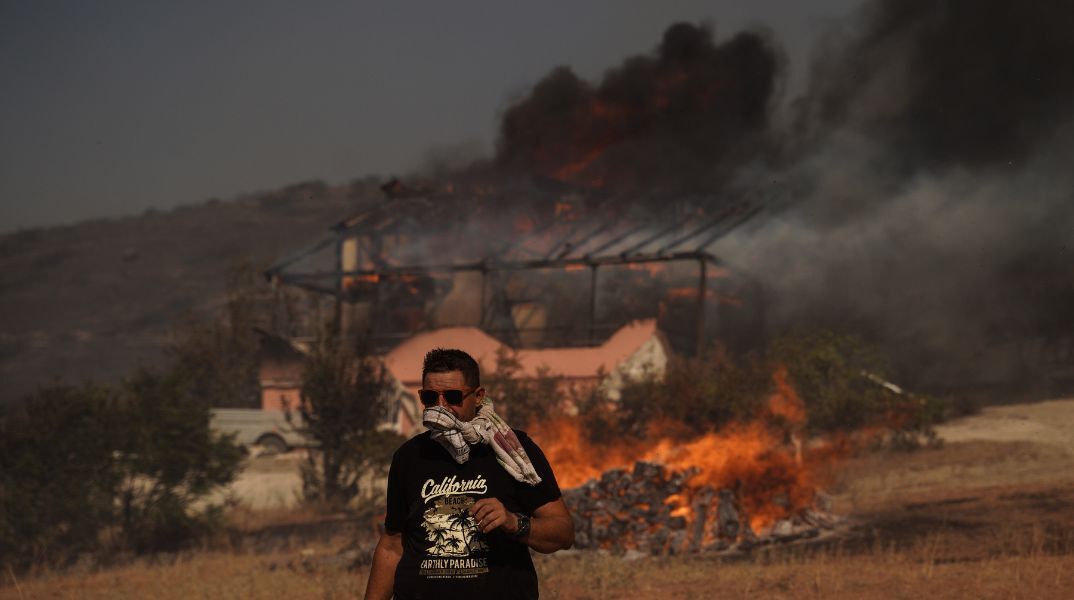 Σε πύρινο κλοιό η χώρα: Δείτε live τις ενεργές φωτιές μέσα από διαδραστικούς χάρτες - Κρίσιμη η κατάσταση σε Αττική και Ηλεία με συνεχείς εκκενώσεις. 