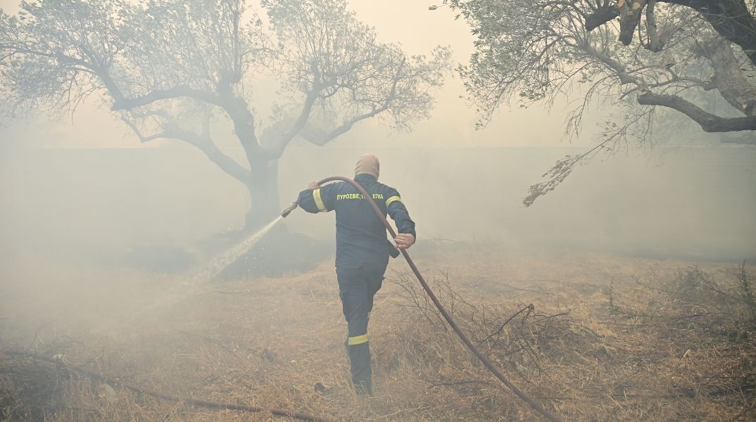Το Meteo προβλέπει ισχυρούς ανέμους στην περιοχή της Κερατέας, καθιστώντας τις συνθήκες δύσκολες για την κατάσβεση της φωτιάς - Προσωρινή ύφεση τη νύχτα.