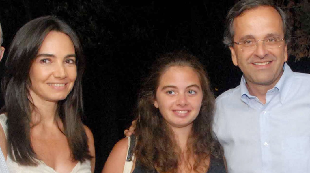 Η Λένα Σαμαρά σε εμφάνισή της μαζί με τον πατέρα της Αντώνη και τη μητέρα της Γεωργία