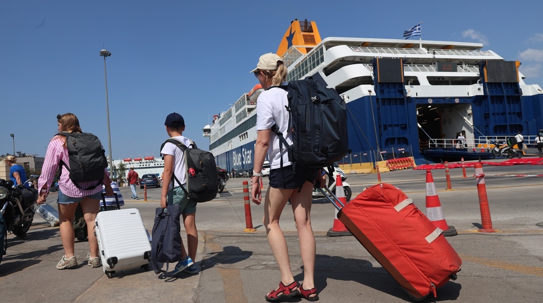 Ταξιδιώτες με τις βαλίτσες στο χέρι στο λιμάνι του Πειραιά