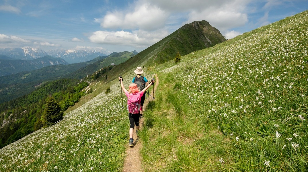 Μητέρα και παιδί περπατούν σε μονοπάτι με τον κατάλληλο εξοπλισμό στη φύση
