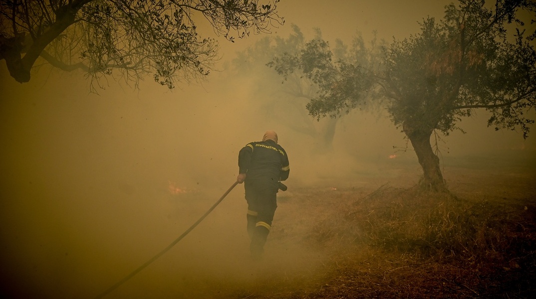 Πυροσβέστης επιχειρεί μέσα σε πυκνούς καπνούς