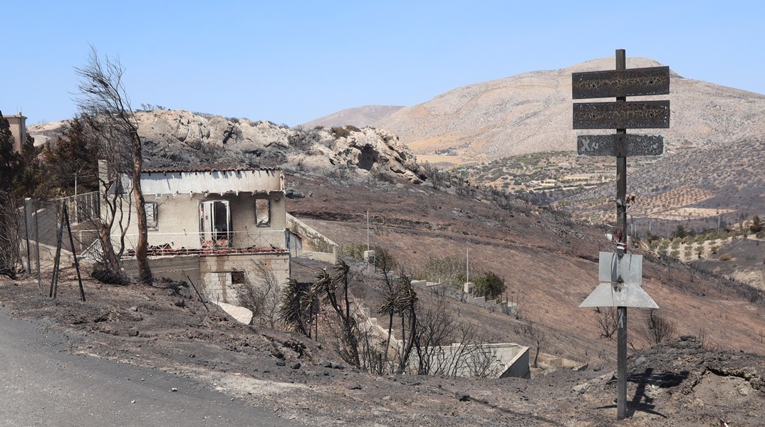 Καμένα σπίτια και καμένη έκταση στην Ανατολική Αττική