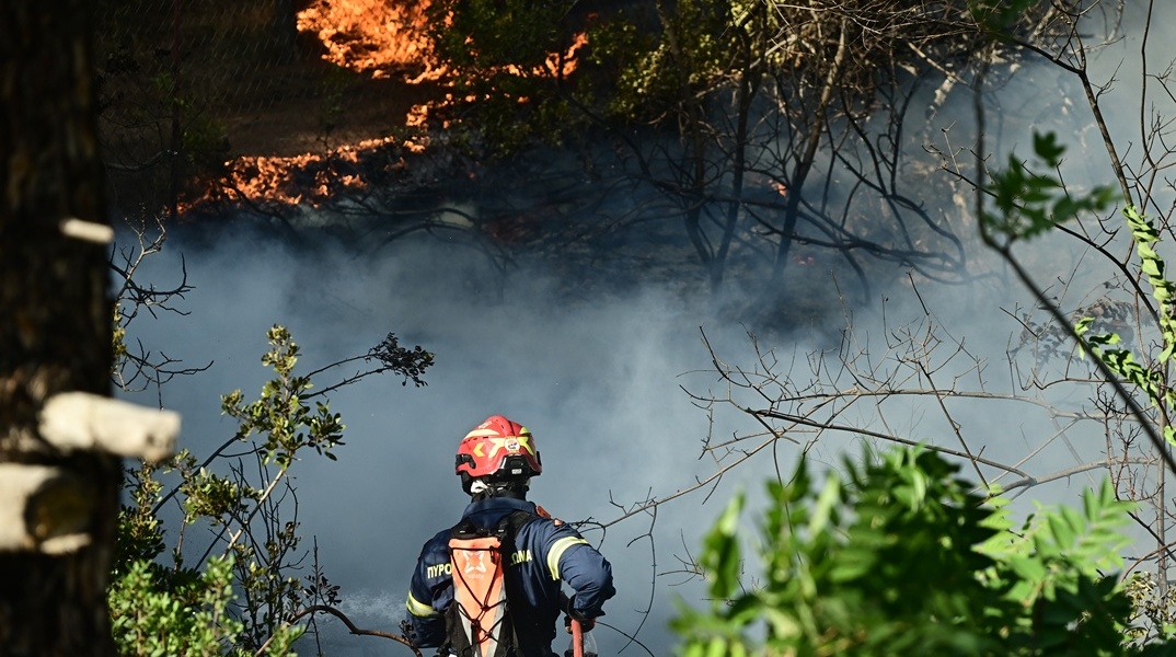 Πυροσβέστες στη μάχη της κατάσβεσης φωτιάς
