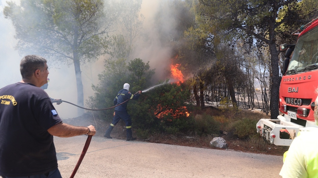 Πυροσβέστες κατά την επιχείρηση κατάσβεσης φωτιάς
