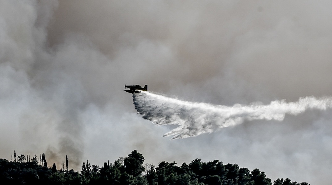 Αεροσκάφος πυρόσβεσης επιχειρεί για την κατάσβεση φωτιάς