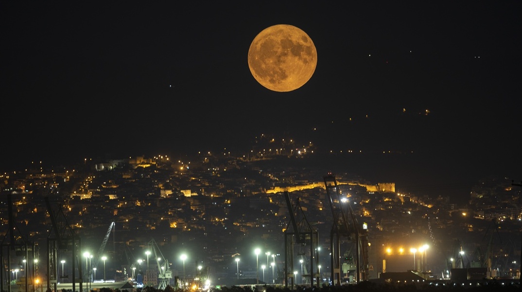 Πανσέληνος Αυγούστου πάνω από τη Θεσσαλονίκη