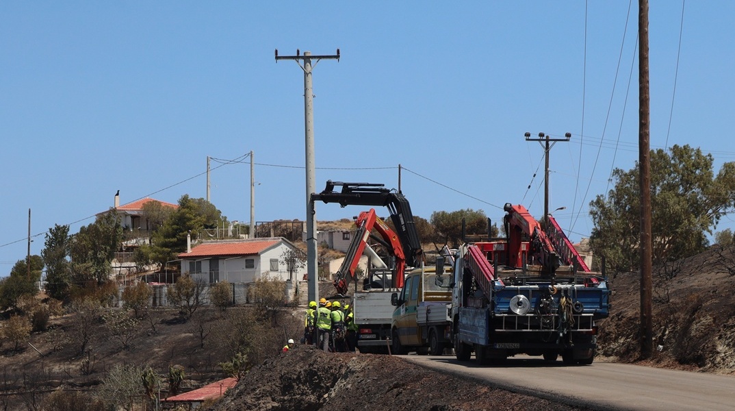 Έργα σε κολώνες ηλεκτροδότησης μετά τη φωτιά στην Κερατέα