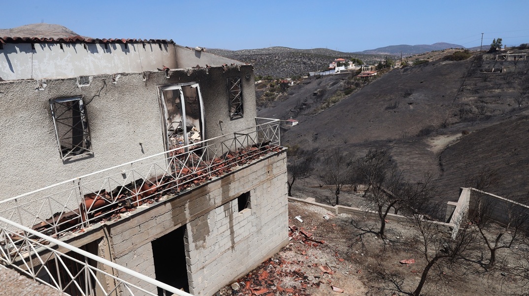 Καμένο σπίτι από τη φωτιά στην Κερατέα