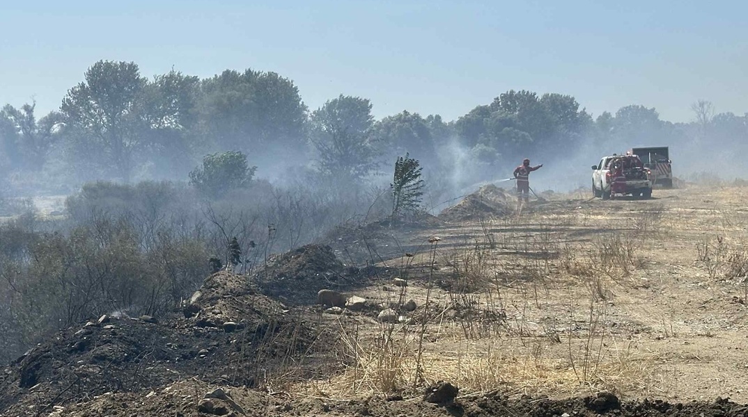 Προσπάθειες κατάσβεσης της φωτιάς στην Κομοτηνή