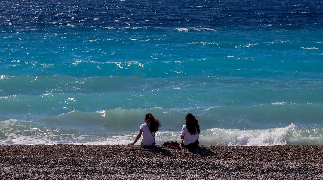 Γυναίκες που μένουν στην ακροθαλασσιά παρά τη θαλασσοταραχή