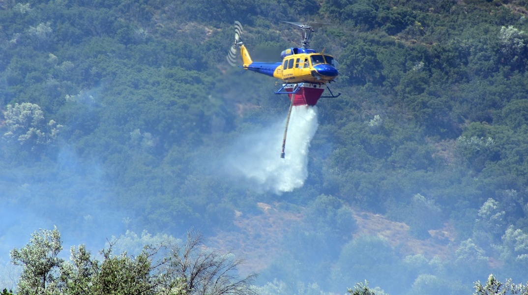 Ελικόπτερο επιχειρεί για την κατάσβεση φωτιάς