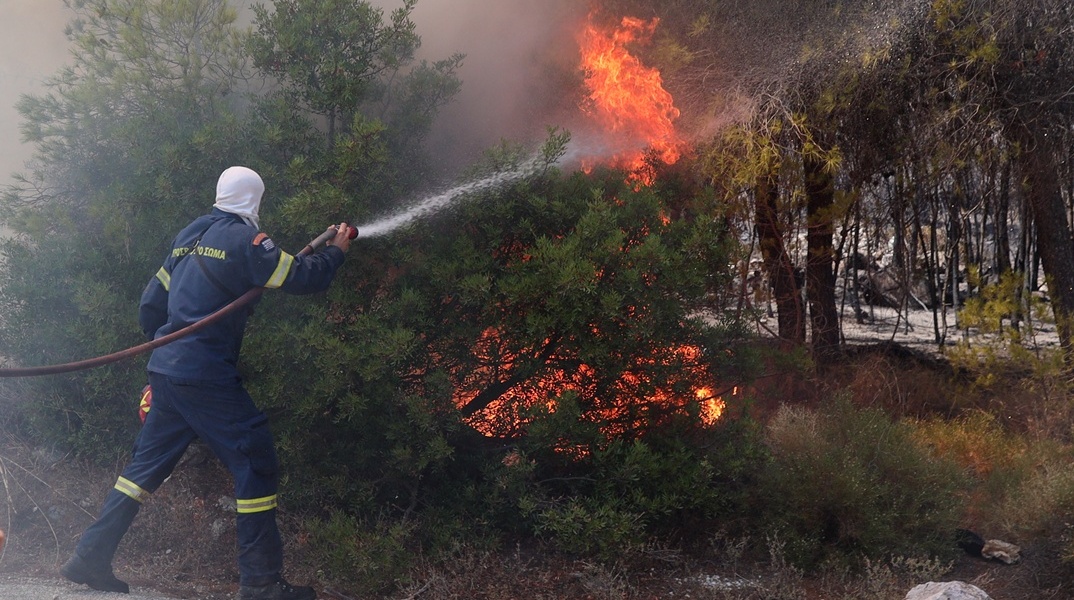 Πυροσβέστης στη μάχη της κατάσβεσης φωτιάς