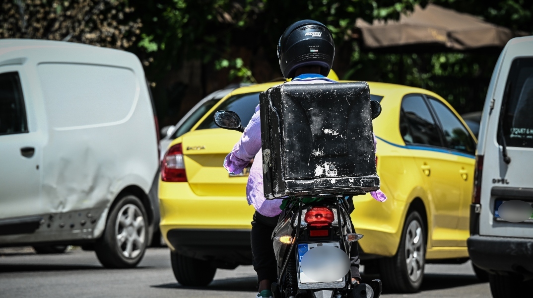 40 βαθμοί, λιώνει το φαΐ: Eξομολογήσεις ντελιβεράδων 