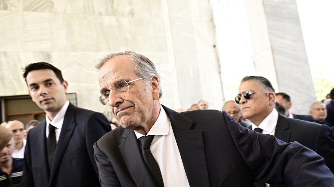 Ο Αντώνης Σαμαράς έφτασε στο Α' Νεκροταφείο έχοντας στο πλευρό του τον γιο του, Κώστα