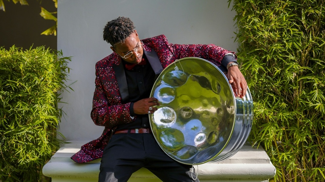 Άτομο κρατά στα χέρια του Steelpan