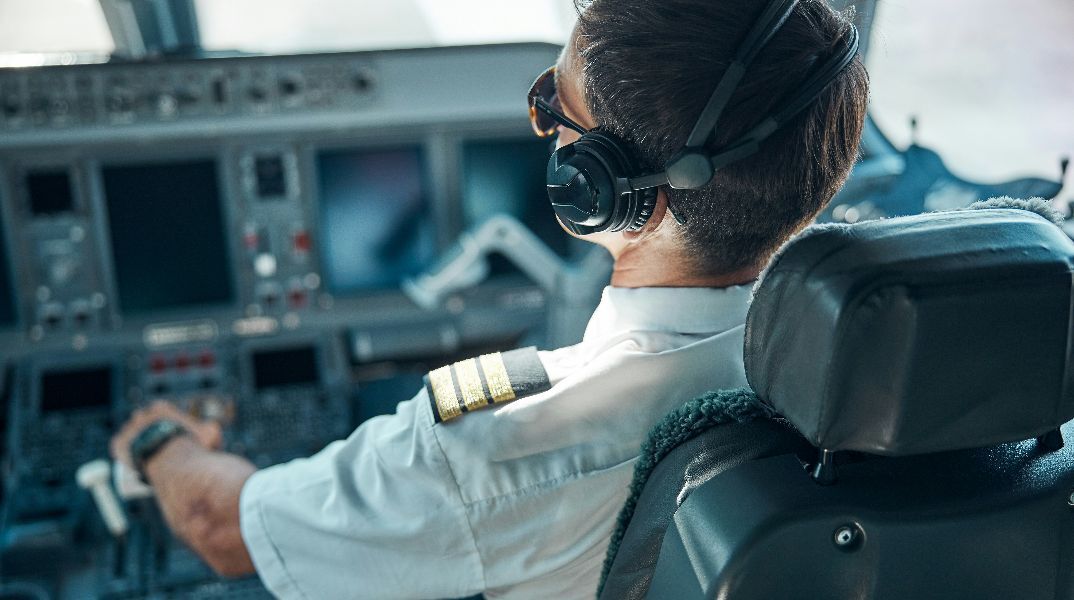 Πιλότος της EasyJet τέθηκε σε διαθεσιμότητα: Βρέθηκε μεθυσμένος και γυμνός σε πολυτελές ξενοδοχείο