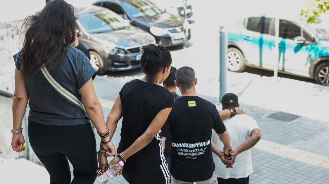 Θεσσαλονίκη: Προφυλακίστηκαν η 24χρονη και ο σύντροφός της για τον βιασμό της 10χρονης κόρης της