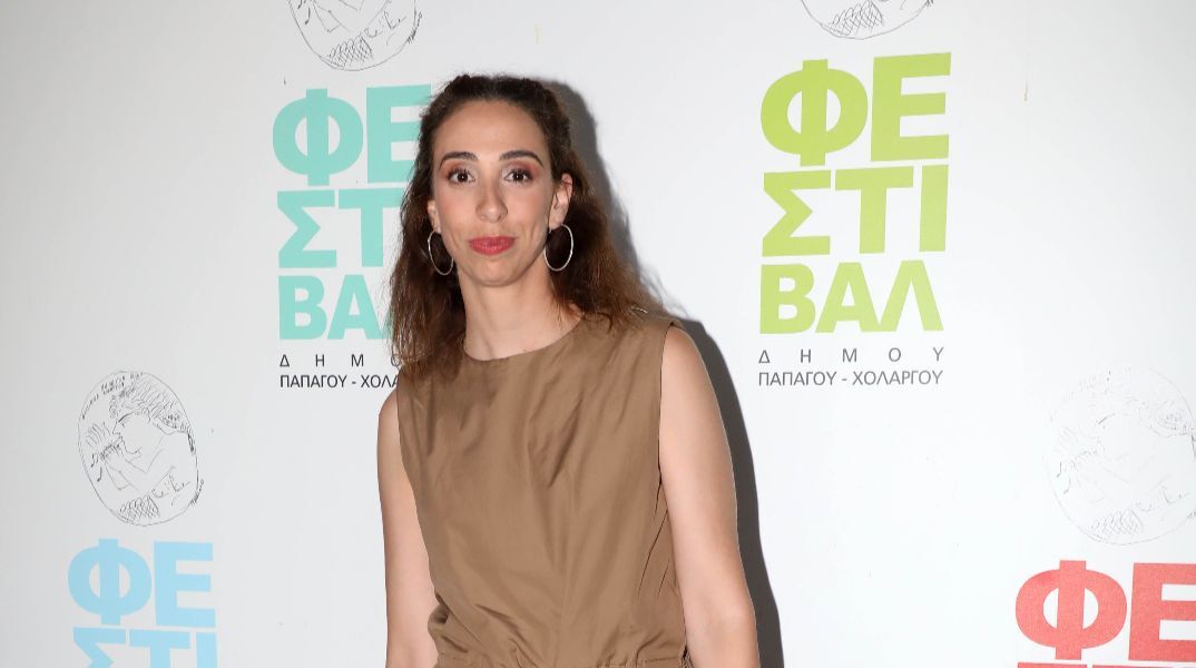 Έλενα Χαραλαμπούδη: Το περιστατικό με θαυμάστριά της - Mπήκε απ’ το παράθυρο του αυτοκινήτου και φώναζε “Σ’ αγαπώ”