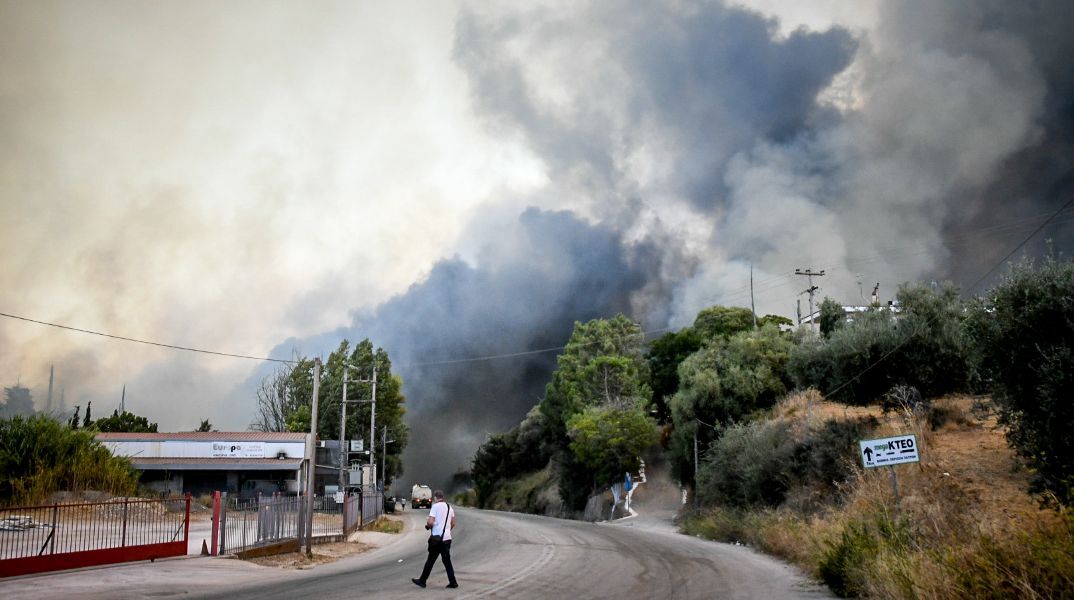Εκτός ελέγχου η φωτιά στην Αχαΐα, μαίνεται σε τρεις κατευθύνσεις - Καίγονται σπίτια και εργοστάσια 