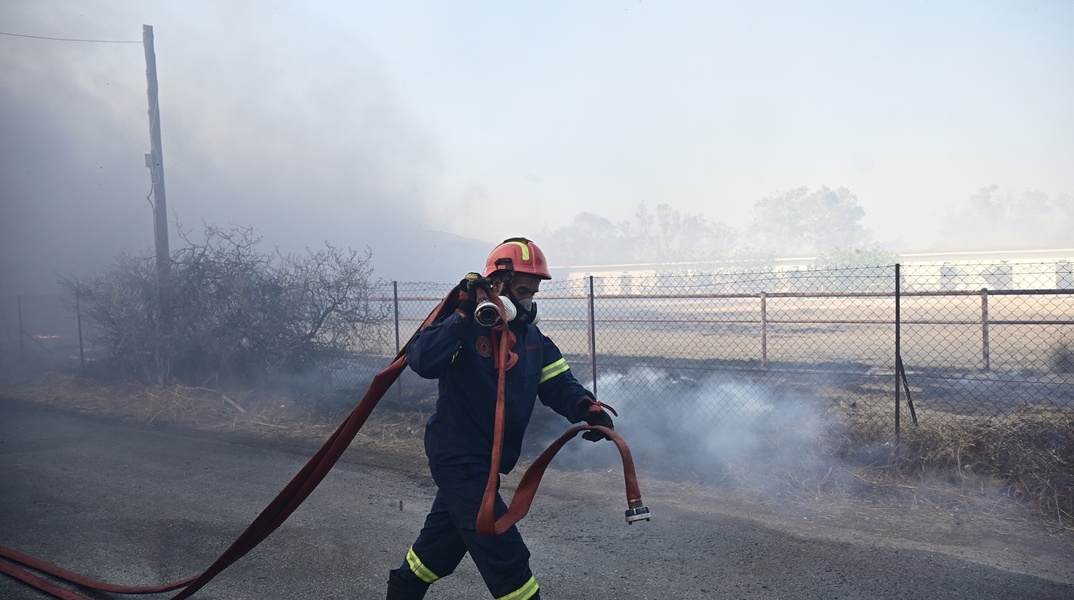 Πυροσβέστης με μάνικα 