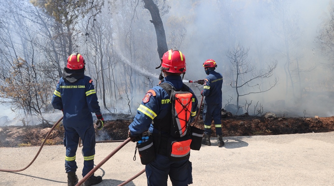 Πυροσβέστες επιχειρούν για την κατάσβεση φωτιάς