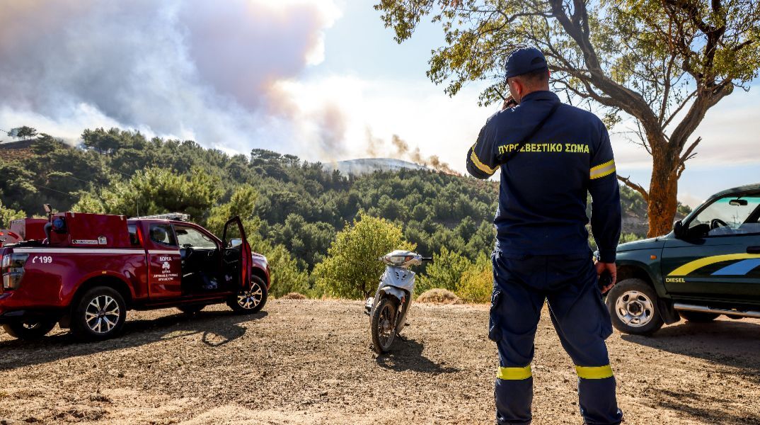 Φωτιά στη Χίο: Εγκλωβίστηκαν πολίτες σε παραλίες - Επιχείρηση διάσωσης του Λιμενικού