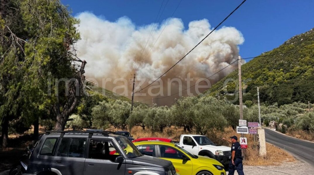 Δύσκολη η κατάσταση στη Ζάκυνθο: Η φωτιά έφτασε στις αυλές σπιτιών στον Αγαλά
