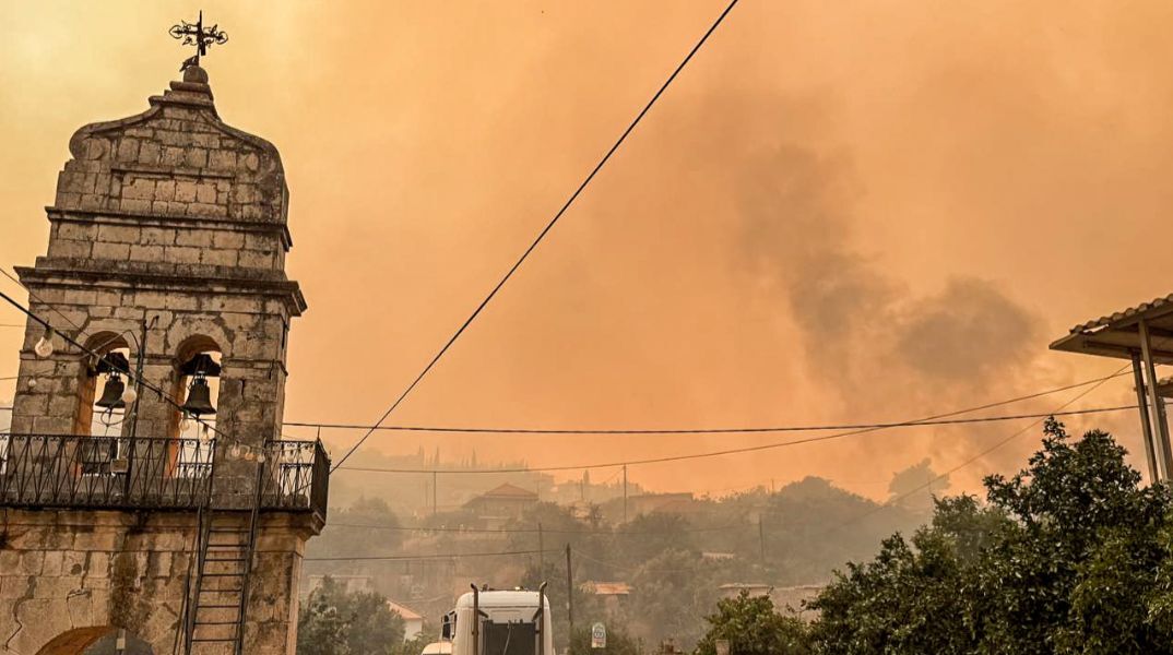 LIVE: Ανεξέλεγκτη η φωτιά σε Ζάκυνθο και Αχαΐα - Πού έχει πυρκαγιές τώρα