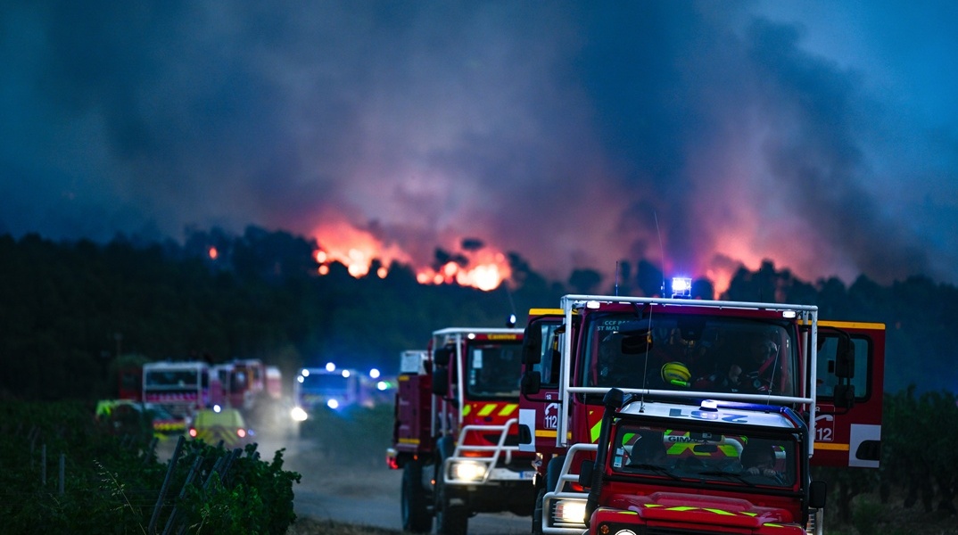 Πυροσβεστικές δυνάμεις επιχειρούν σε φωτιά στη Γαλλία