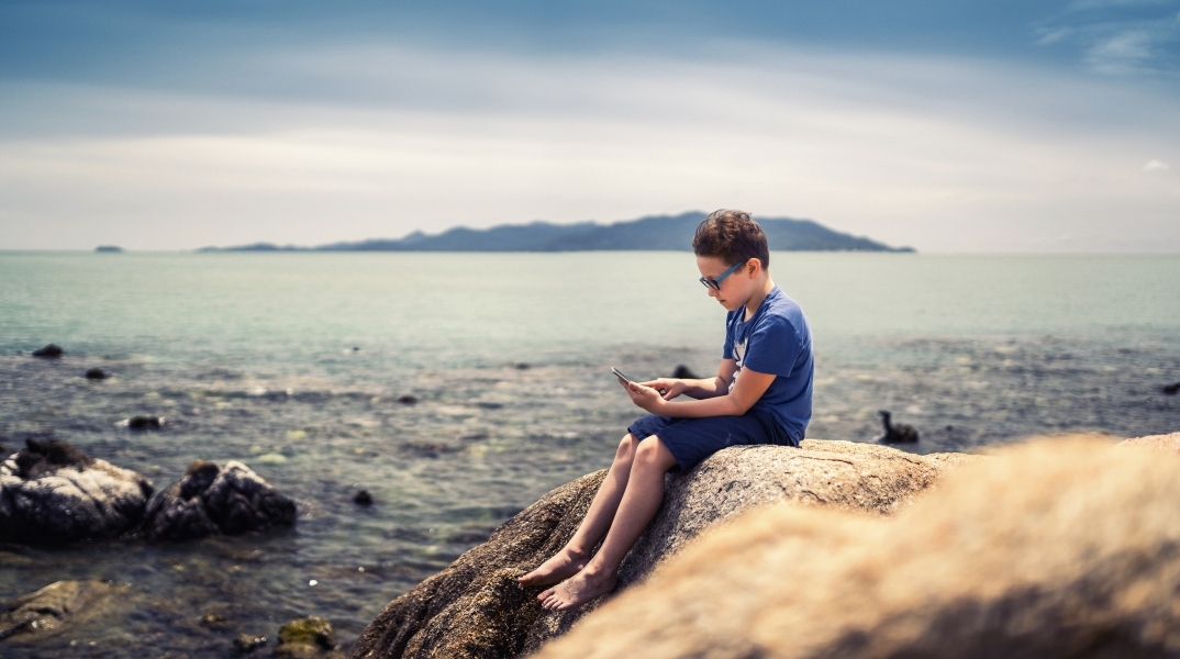 Οι γονείς που δεν αντέχουν τα παιδιά τους και η ηλεκτρονική πιπίλα