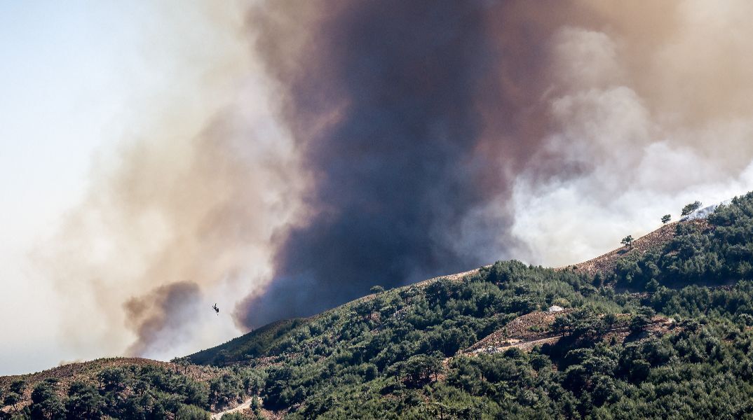 Φωτιά στη Χίο: Απανωτά μηνύματα του 112 για εκκενώσεις περιοχών