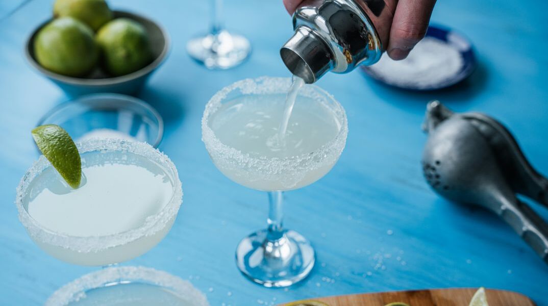 5 εύκολες συνταγές για καλοκαιρινά κοκτέιλ στο μπαλκόνι