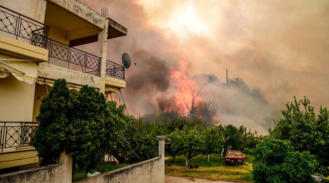 Νέα μηνύματα από το 112 για προάστια της Πάτρας - Μάχη για να μη φτάσει η φωτιά στην πόλη