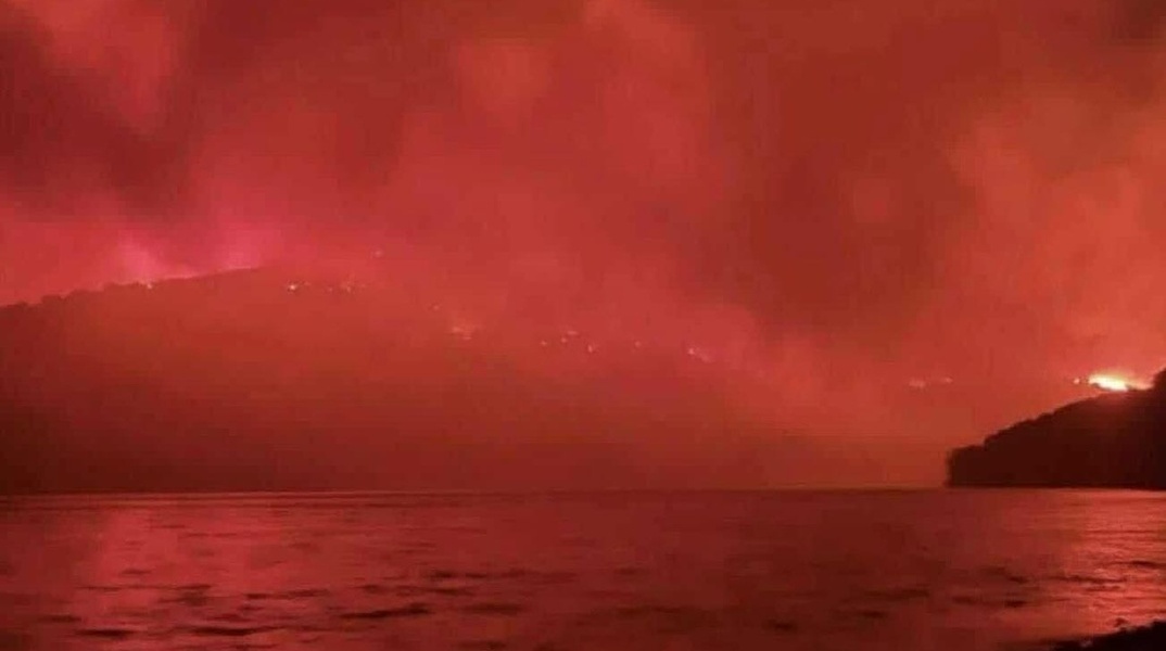 Ανεξέλεγκτη η φωτιά στην Πρέβεζα - Διάσπαρτα μέτωπα σε περίπου 30 χιλιόμετρα