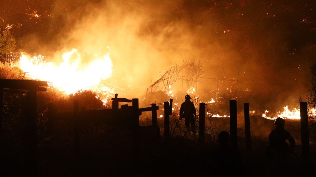 Ανεξέλεκγτη η φωτιά στη Χίο, εφιαλτικό βράδυ στην Πάτρα