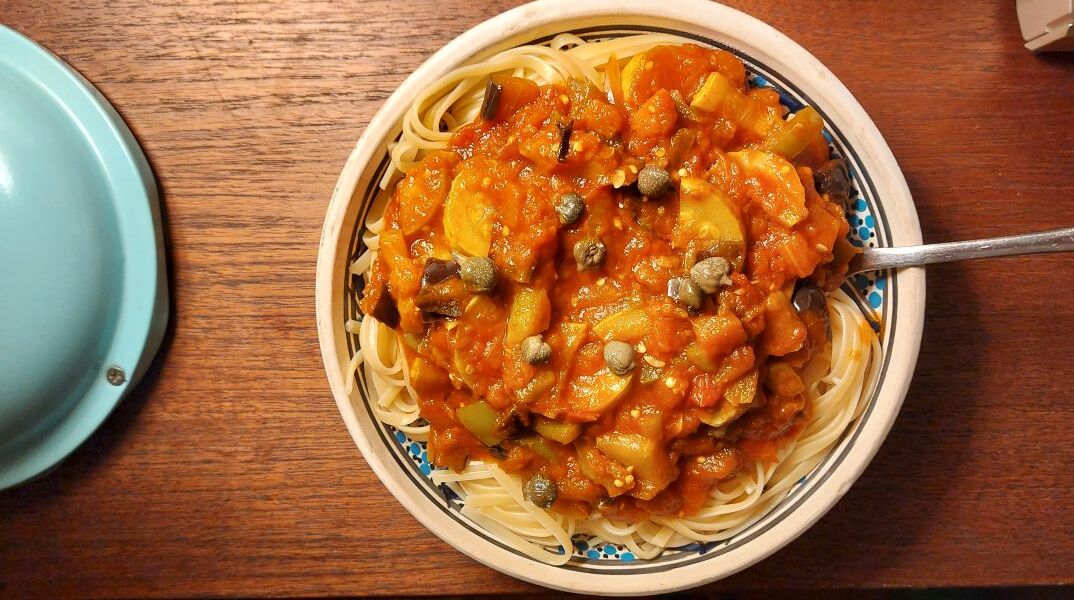 Καλοκαιρινή μακαρονάδα με μελιτζάνες, κολοκυθάκια και κάπαρη 