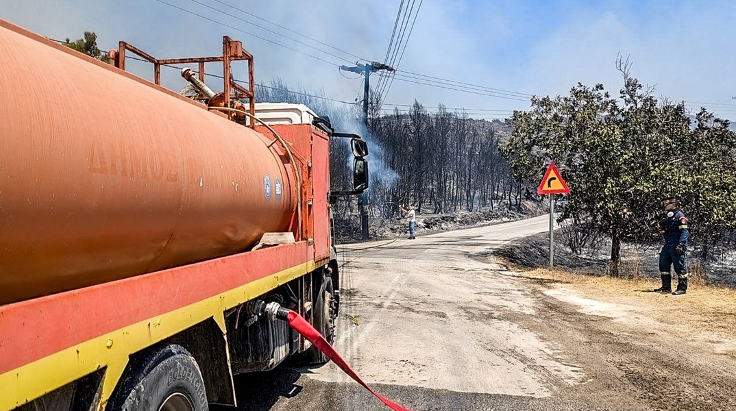 Υδροφόρο όχημα στη Ζάκυνθο όπου μαίνεται πυρκαγιά