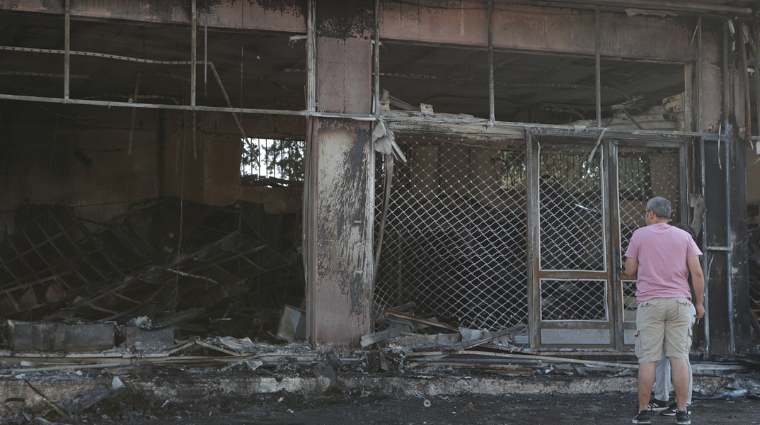 Κορωπί: Aυτοκίνητο καρφώθηκε στο κατάστημα και τυλίχτηκαν και τα δύο στις φλόγες