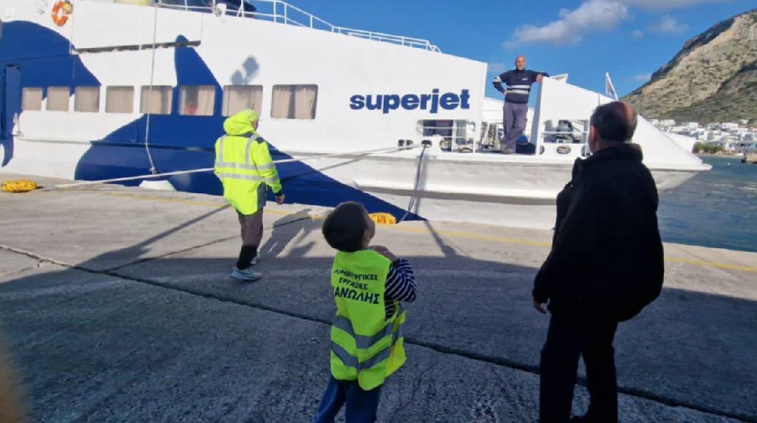 Ο μικρός Μανώλης στο λιμάνι της Σίφνου