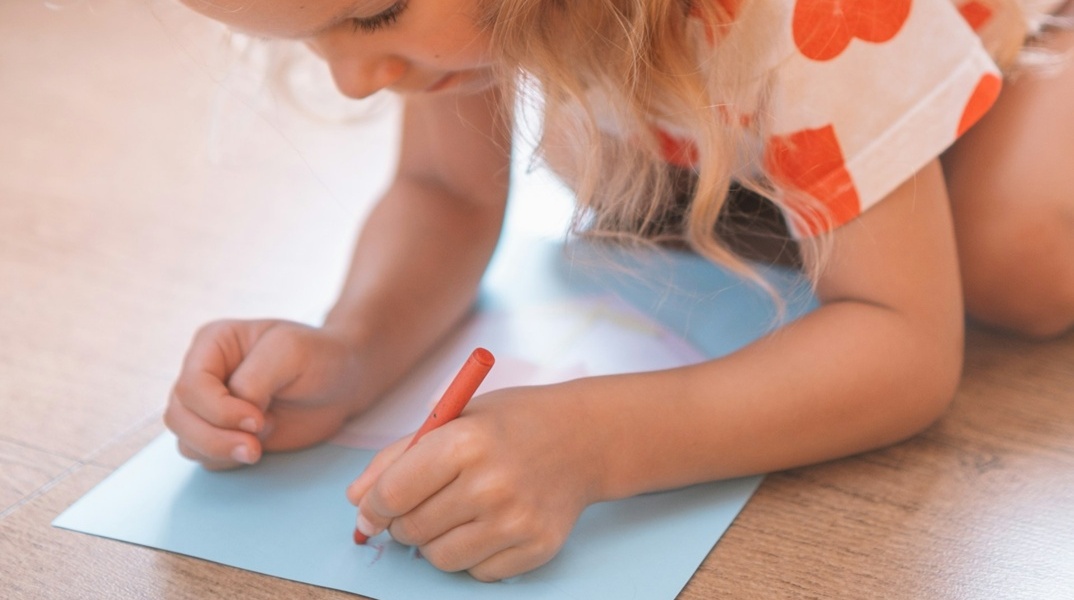 Κοριτσάκι ζωγραφίζει με το αριστέρο του χέρι