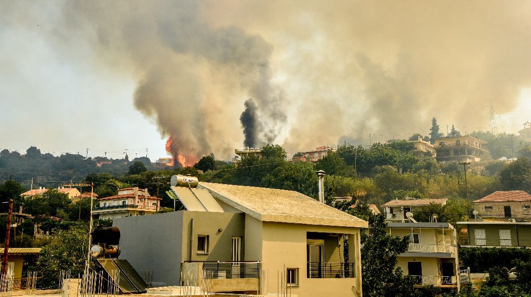 Ανεξέλεγκτο το μέτωπο της φωτιάς στην Πάτρα - Νέο 112 για εκκένωση τεσσάρων περιοχών