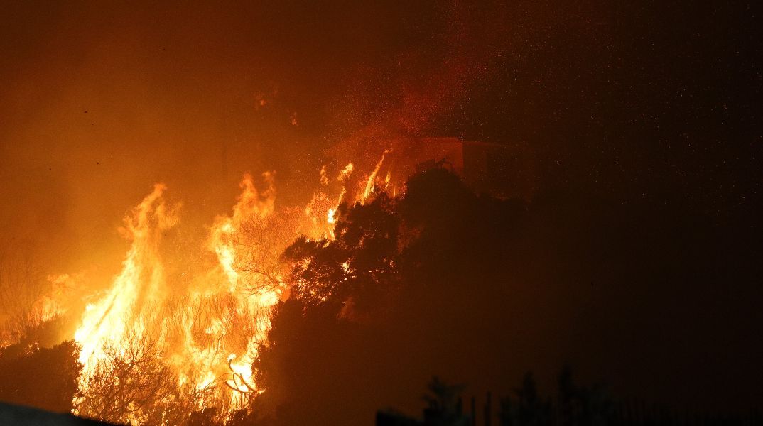 Ανεξέλεγκτη η φωτιά στη Χίο: Στις φλόγες το χωριό Κηπουριές - Εκκενώθηκαν Σπαρτούντα, Κάμπα και Παρπαριά