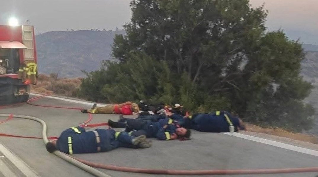 Φωτιά στη Χίο: Η φωτογραφία με εξαντλημένους πυροσβέστες να έχουν ξαπλώσει στην άσφαλτο