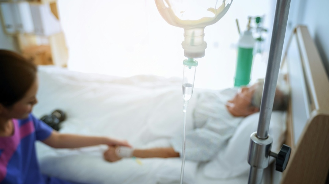 Άτομο με ορό στο νοσοκομείο